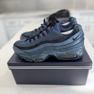 Nike Air Max 95 dark blue, obsidian and Black Sneakers